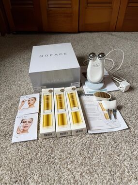 NuFACE White Microcurrent Facial Toning Device with Gold Serum Ampoules